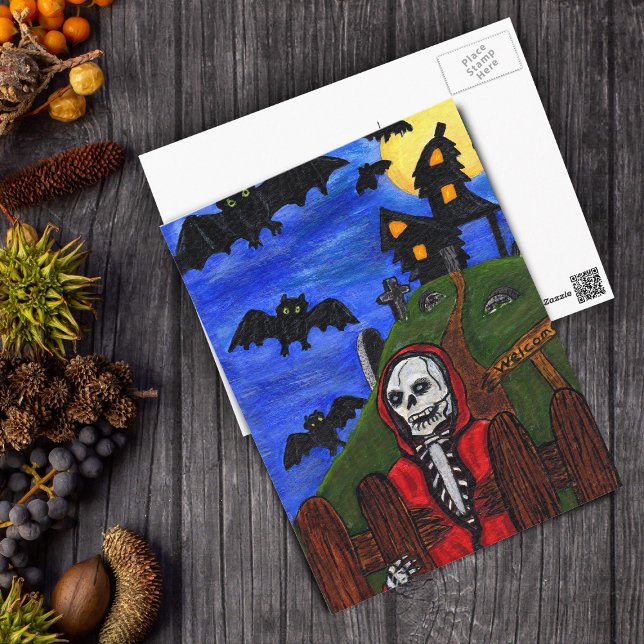 Cartão Postal Cemitério do Gare Reaper Skeleton Bats (Skeleton red cape, black haunted house, cemetery, bats on Halloween postcard.)
