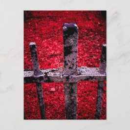 Cartão Postal Cerca de Metal Enferrujado em Fundo Vermelho Vibra