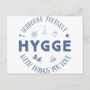 Cartão Postal Cerque-se de Hygge (texto Azul Escuro)