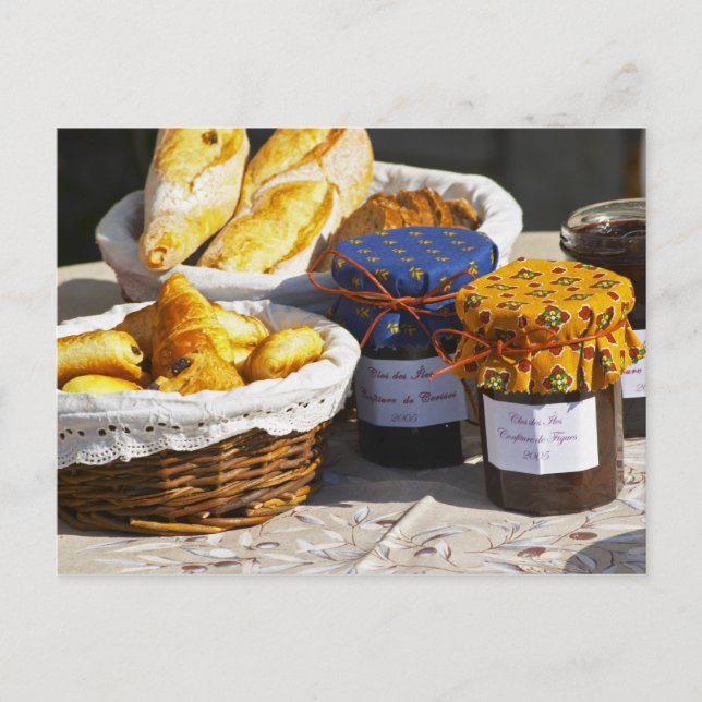 Cartão Postal Cesta com croissants e pães de chocolate. (Frente)