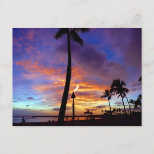 Cartão Postal Céus flamejantes na praia de Waikiki