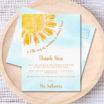 Cartão Postal Chá de fraldas Sunshine Obrigado<br><div class="desc">Este cartões de agradecimentos apresenta o texto "Um pequeno raio de sol está quase aqui!" com um sol amarelo e um fundo azul-céu. Perfeito para um chá de fraldas neutro em termos de gênero. Facilmente personalizável. Use a Ferramenta Design para alterar o tamanho, o estilo ou a cor do texto....</div>