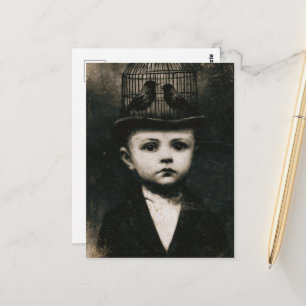 Cartão Postal Chapéu de criança surreal em preto e branco com pá