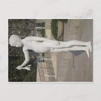 Cartão Postal Charles Ray é um menino de 2 metros de altura com