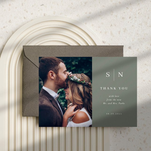 Cartão Postal Chic mínimo | Sage Green Photo Obrigado (This wedding thank you card in trendy sage green features your photo plus lots of room for a message)