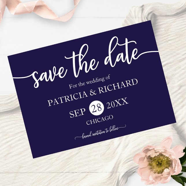 Cartão Postal Chic Script Azul Marinho Casamento Save The Date (Criador carregado)