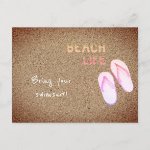 Cartão Postal Chinelos de vida na praia na areia personalizáveis