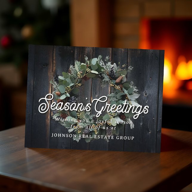 Cartão Postal Christmas Green Wreath and Wood Season's Greetings (Criador carregado)