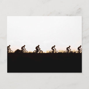 Cartão Postal Ciclistas de Montanha Fazem Seu Caminho Sobre a Ba