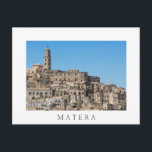 Cartão Postal Cidade de Sassi di Matera na Itália<br><div class="desc">Cartão-postal da antiga arquitetura do Sassi di Matera com casas cortadas na montanha como cavernas em um dia claro com um céu azul na região Basilicata,  no sul de Itália,  com uma fronteira branca e o texto: Matera.</div>