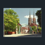 Cartão Postal Cidade Velha de Wroclaw<br><div class="desc">Fotografia da Cidade Velha em Wroclaw,  Polônia. Duas torres em ascensão da Catedral,  uma ponte romântica sobre o rio,  árvores verdes e muito sol.</div>