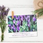 Cartão Postal citação inspiradora de campo de Lavanda dia de as<br><div class="desc">Este cartão postal de dia de as mães apresenta uma fotografia original de um campo de lavanda cênica num dia ensolarado de verão. A citação inspiradora em fontes elegantes e negras e roxas diz "Uma mãe é como uma flor,  cada uma é bonita e única"</div>