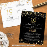 Cartão Postal Classe Reunião Black Dourado Stars Luzes A Qualque<br><div class="desc">Convite postal de reunião de classe moderna e elegante para qualquer reunião de ano (mostrada para 10 anos) com estrelas e luzes douradas, tipografia elegante de script manuscrito e um fundo de cores personalizado (mostrado em preto) que você pode mudar para a cor da sua escola ou para a cor...</div>