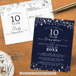 Cartão Postal Classe Reunião Marinho Azul Estrelas Luzes a Qualq<br><div class="desc">Convite postal de reunião de classe moderna e elegante para qualquer reunião de ano (mostrada para 10 anos) com estrelas e luzes prateadas, tipografia elegante de script manuscrito e um fundo de cores personalizado (mostrado em azul marinho) que você pode mudar para a cor da sua escola ou para a...</div>