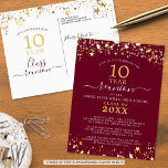 Cartão Postal Classe Reunion Burgundy Dourada Stars Luzes A Qual<br><div class="desc">Convite postal de reunião de classe moderna e elegante para qualquer reunião de ano (mostrada para 10 anos) com estrelas e luzes douradas, tipografia elegante de script manuscrito e um fundo de cores personalizado (mostrado em burgundy) que você pode mudar para a cor da sua escola ou para a cor...</div>