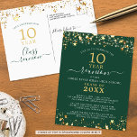 Cartão Postal Classe Sindicato - Estrelas Douradas Verdes a Qual<br><div class="desc">Convite postal de reunião de classe moderna e elegante para qualquer reunião de ano (mostrada para 10 anos) com estrelas e luzes douradas, tipografia elegante de script manuscrito e um fundo de cores personalizado (mostrado em verde) que você pode mudar para a cor da sua escola ou para a cor...</div>