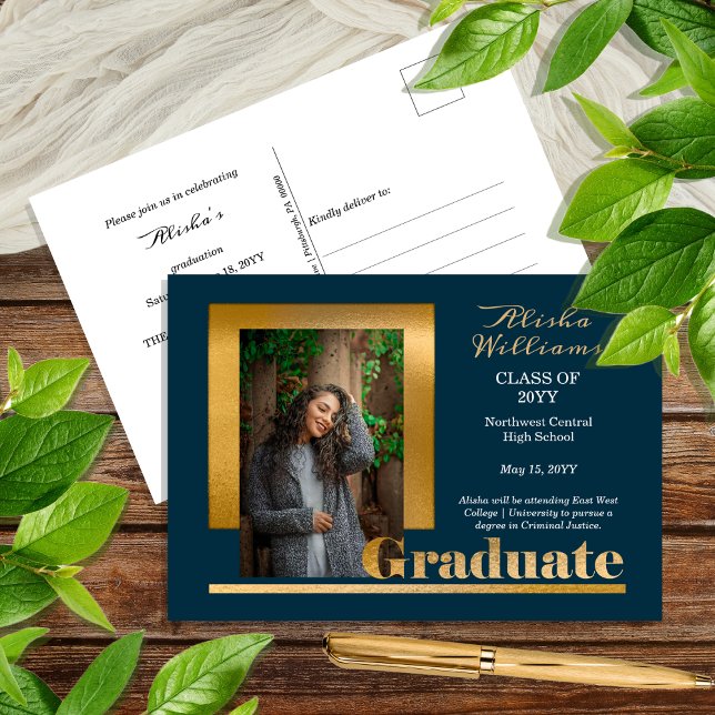 Cartão Postal Classy Elegante Texto Dourado Graduado 1 Foto Dk V (Classy and Elegant Gold Tone Text "Graduate" One Photo Dark Teal Graduation Announcement Postcard)