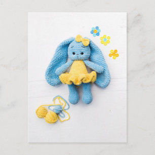 Cartão Postal Coelho de Crochê Azul e Amarelo — Arte Manual Acon