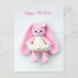 Cartão Postal Coelho de Crochê Rosa em Vestido Branco Feliz Aniv
