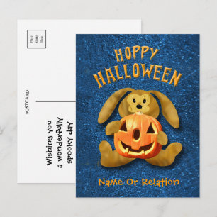 Cartão Postal Coelho de Halloween Alegre com Jack-o-Lantern