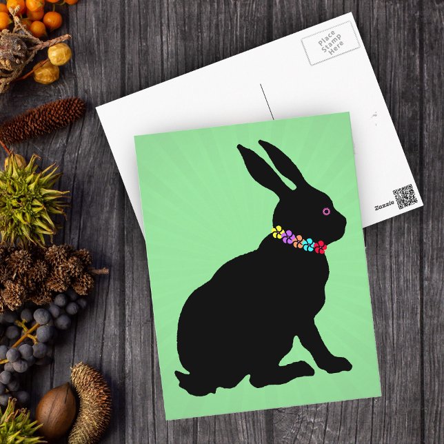 Cartão Postal Coelho Negro sentado em flores Bonito da silhueta (Sitting black silhouette Easter or Spring time rabbit wearing flowers on green postcard.)