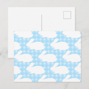 Cartão Postal Coelhos Brancos em Padrão Xadrez Azul Pastel
