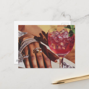 Cartão Postal Colagem de Bebida Elegante e Muitas Joias