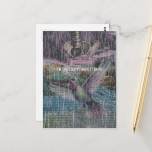 Cartão Postal Colagem de Beija-flor e Ossos com Citação de Chuva