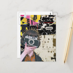 Cartão Postal Colagem Mista Grunge de Mulher Fotógrafa 