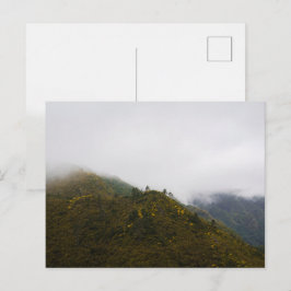 Cartão Postal Colinas da Madeira em nuvens nebulosas, natureza t