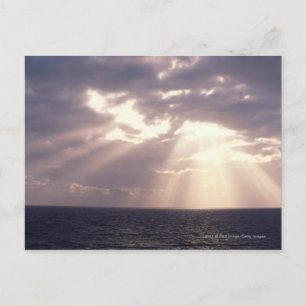 Cartão Postal Colocando sol brilhando através de nuvens sobre o 