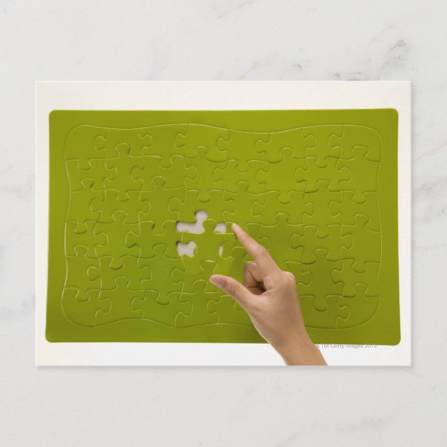 Cartão Postal Colocando uma parte do quebra-cabeça (Frente)
