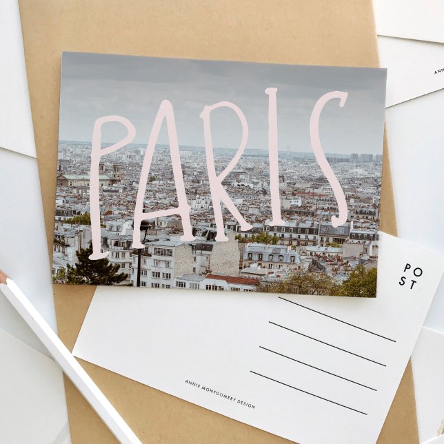 Cartão postal com a face de Paris (Paris hand-lettering photography travel postcard.)