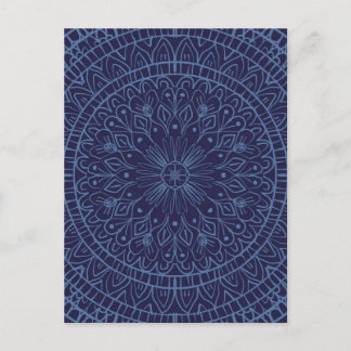 Cartão postal com design de mandala azul profundo