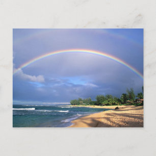 cartão postal com um arco-íris lindo na praia