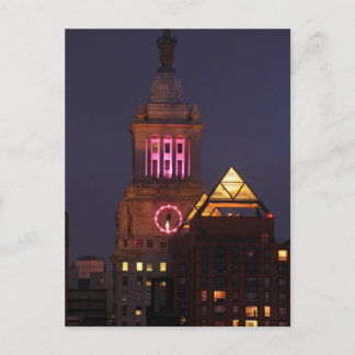 Cartão Postal Con Edison Clock Tower acendeu-se a rosa na noite