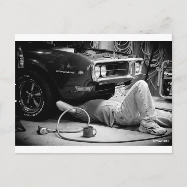 Cartão Postal Consertando o muscle car! (Frente)
