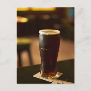 Cartão Postal Copo de cerveja irlandesa em pub