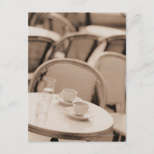 Cartão Postal Copos de café e óculos em uma Mesa de café Side