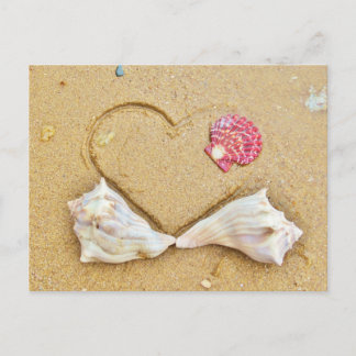 Cartão Postal coração na areia com conchas