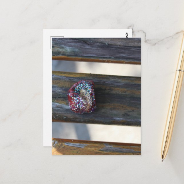 Cartão Postal Coração Pequeno Pintado em Rocha Escondida em um B (Frente/Verso In Situ)