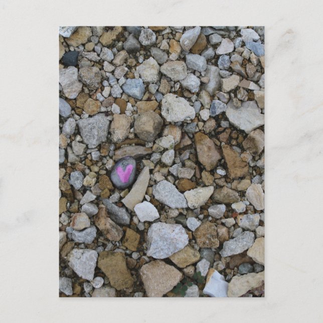 Cartão Postal Coração Púrpura e Bonito em Rocha Negra em Rochas (Frente)