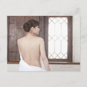 Cartão Postal Costas Desnudas de Mulher Jovem