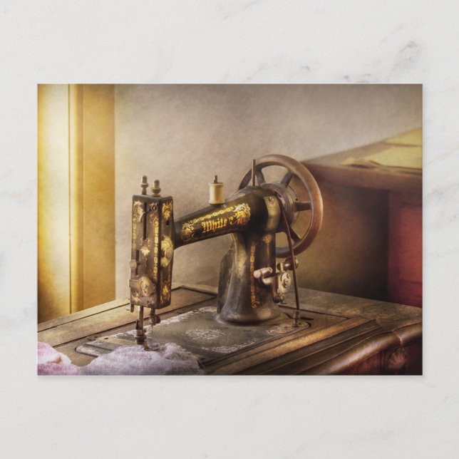 Cartão Postal Costura - Uma máquina de costura a preto e branco (Frente)