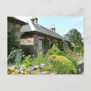 Cartão Postal Cottage Inglês II com Jardim Florido Fotografia