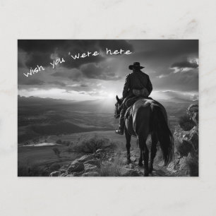 Cartão Postal Cowboy no cavalo no pôr do sol foto B&W