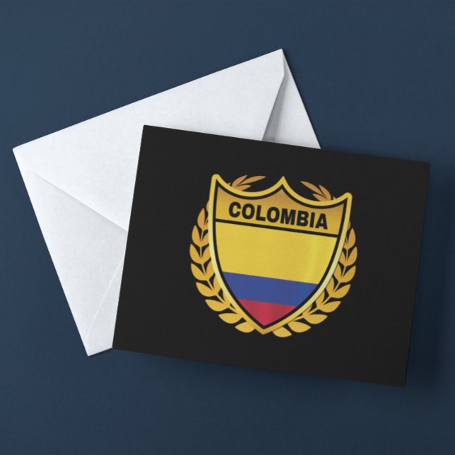 Cartão Postal Crachá de repouso Dourado com bandeira nacional da (colombia gold flag badge postcard)