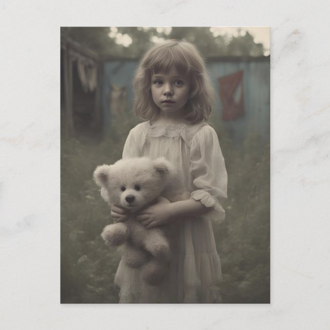 Cartão Postal Criança Fantasma Triste no Circo Antigo Abandonado (Frente)