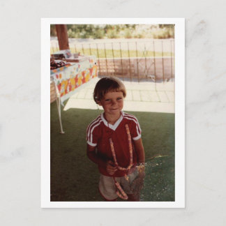 Cartão Postal Criança pequena de vermelho