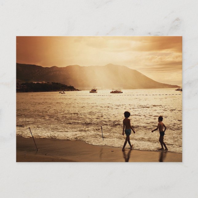 Cartão Postal Crianças brincando na praia em tons de sepia (Frente)